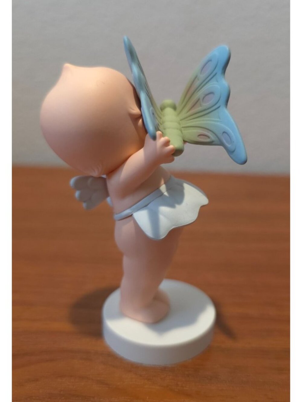 Smoko x Kewpie Holding Things KEWPIE HOLDS A BUTTERFLY 3" Figure - NEW OPEN BOX - Picture 3 of 4